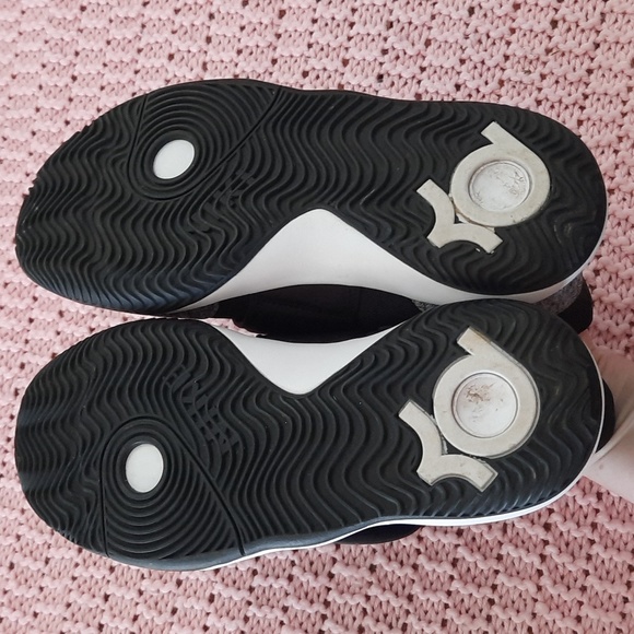 Boys Nike Athletic Shoes - Picture 6 of 8